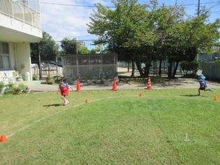 リレーをしている子どもたちの写真