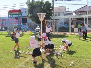 玉入れをしている子どもたちの写真