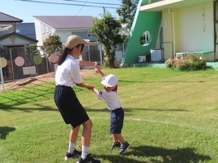 中学生とダンスをしている子どもたちの写真