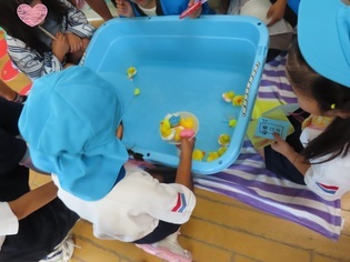 おまつりに参加している子どもたちの写真
