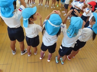 おまつりに参加している子どもたちの写真