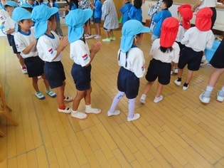 おまつりに参加している子どもたちの写真
