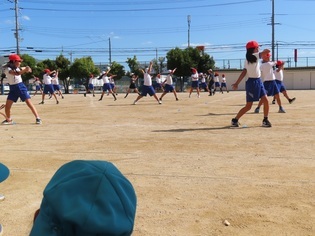小学生のソーラン節の演技を見ている子どもたちの写真