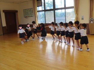 中学生とじゃんけん列車をしている子どもたちの写真