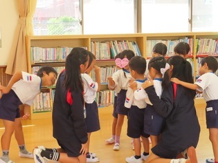 じゃんけん列車をしている子どもたちの写真