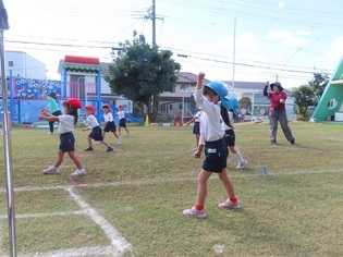体操をしている子どもたちの写真