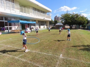 フープで遊んでいる子どもたちの写真