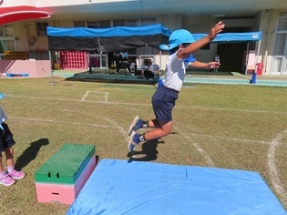 バッタになって遊んでいる子どもたちの写真