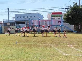 トンボになっている子どもたちの写真