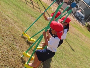 竹馬にチャレンジしている子どもたちの写真