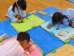 絵を描いている子どもたちの写真