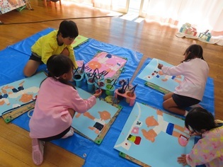 絵を描いている子どもたちの写真