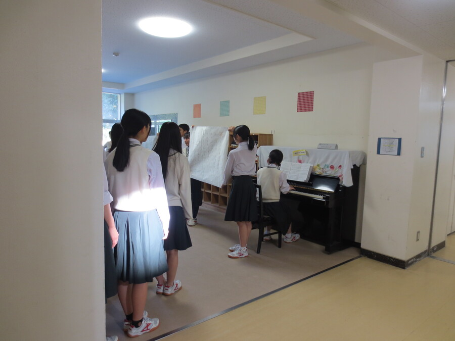 3年生玄関前ピアノ
