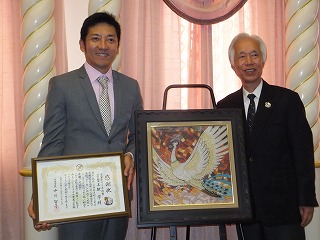 手塚治虫ジュエリー絵画寄贈の贈呈式